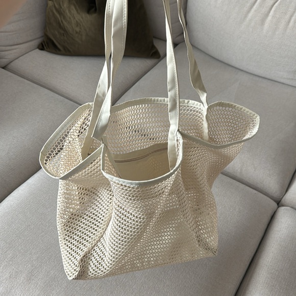 mesh beach tote with zipper pocket - Picture 4 of 5